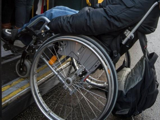 MmB im Rollstuhl fährt selbständig aus dem Bus